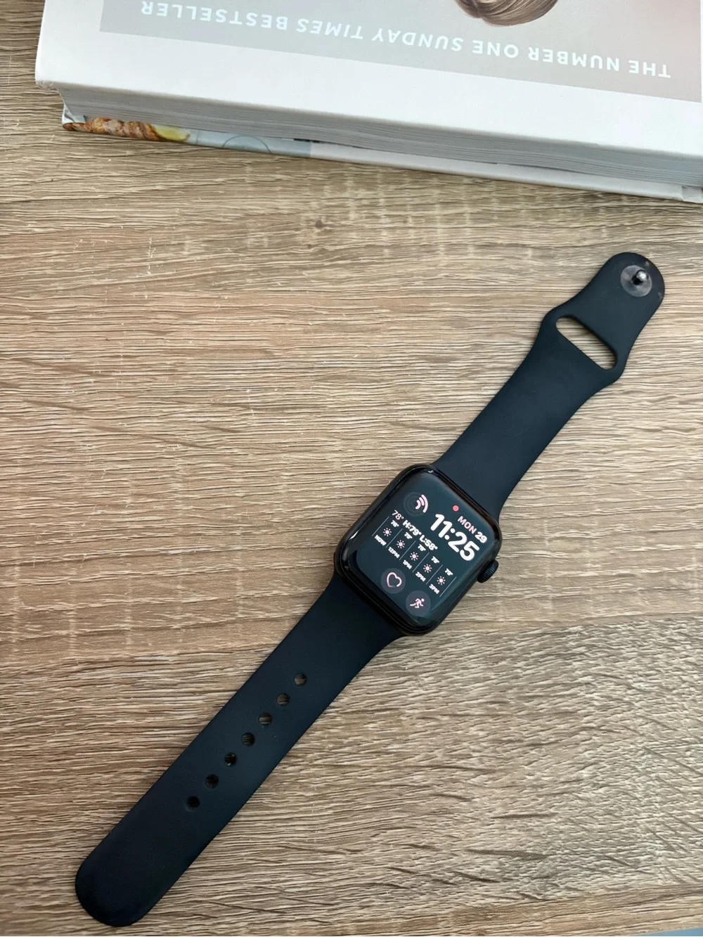Apple Watch SE (GPS + Cellular) (2nd Generation) + Charger